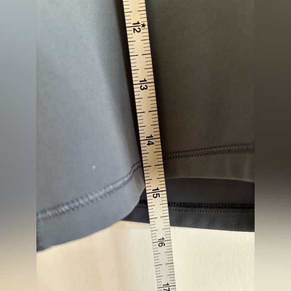 Vuori Shorts Womens Small Gray High Rise Pocket Biker Athletic Compression Yoga - Picture 9 of 10